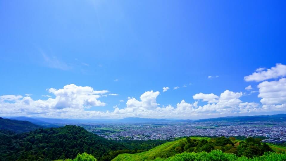 山と町が見える風景